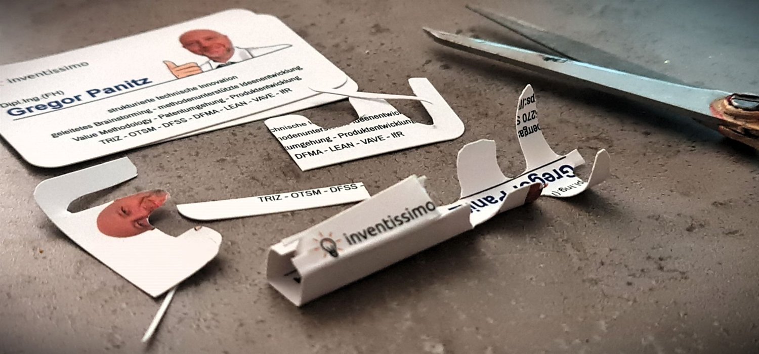 Eine inventissimo-Visitenkarte, mit Schere und Papier zu einem kleinen Muster gebastelt – von der Idee bis ins Muster