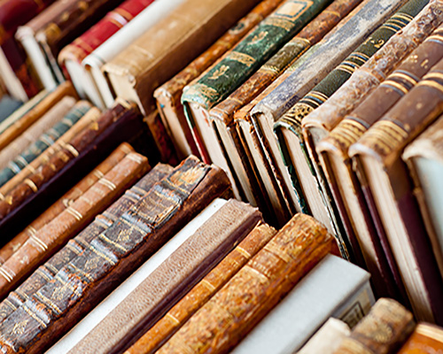 Alte Bücher als Synonym für die lange Entstehungsgeschichte der TRIZ Methodik
